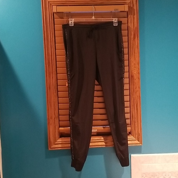 Fabletics Pants - 🔮Fabletics Jogger Pants - Classic Black & Whitw